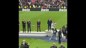 Leo Messi levantando la Copa de la finalissima con la