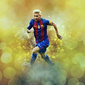 Lionel Messi avec les cheveux blonds et le maillot du FC Barcelone