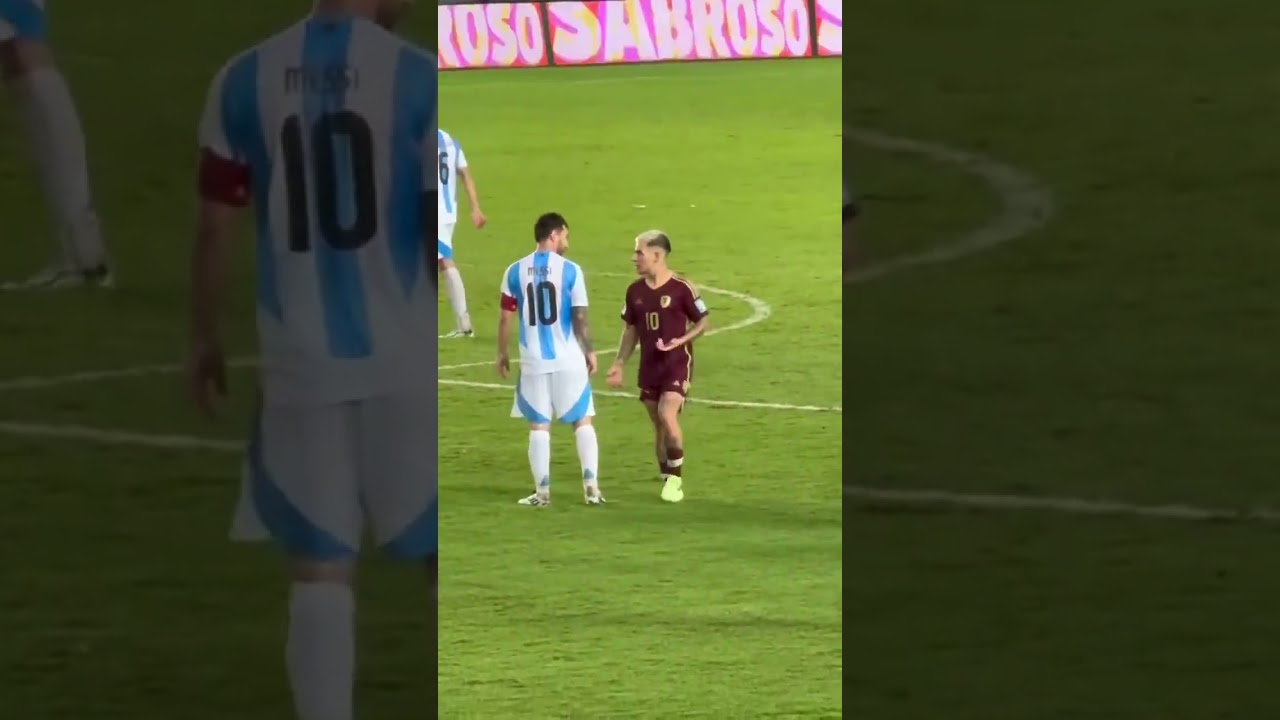Lionel Messi et Yeferson Soteldo se disputent lors du match Venezuela contre Argentine.