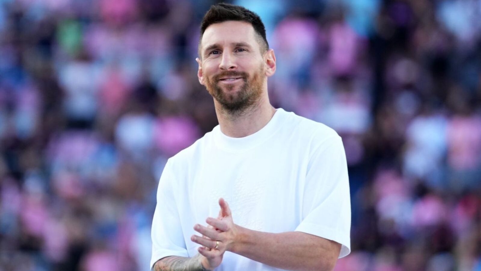 lionel messi pays respect to argentina soccer legend thumb.jpg