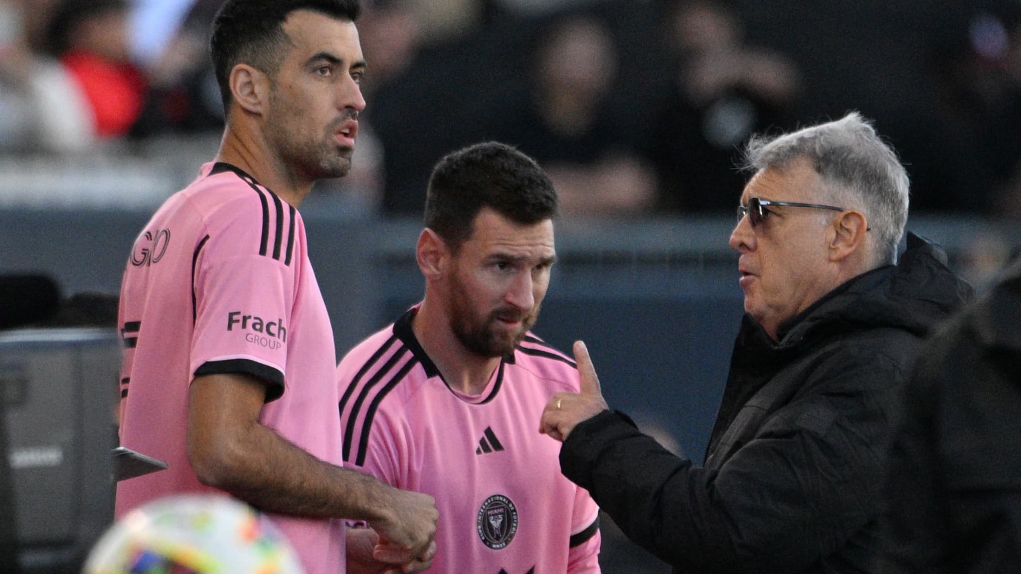 tata martino a droite avec lionel messi et sergio busquets en octobre 2024 1980260.jpg