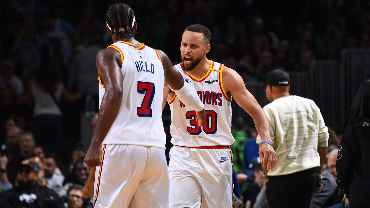 buddy hield steph curry gettyimages 2182655768.jpg