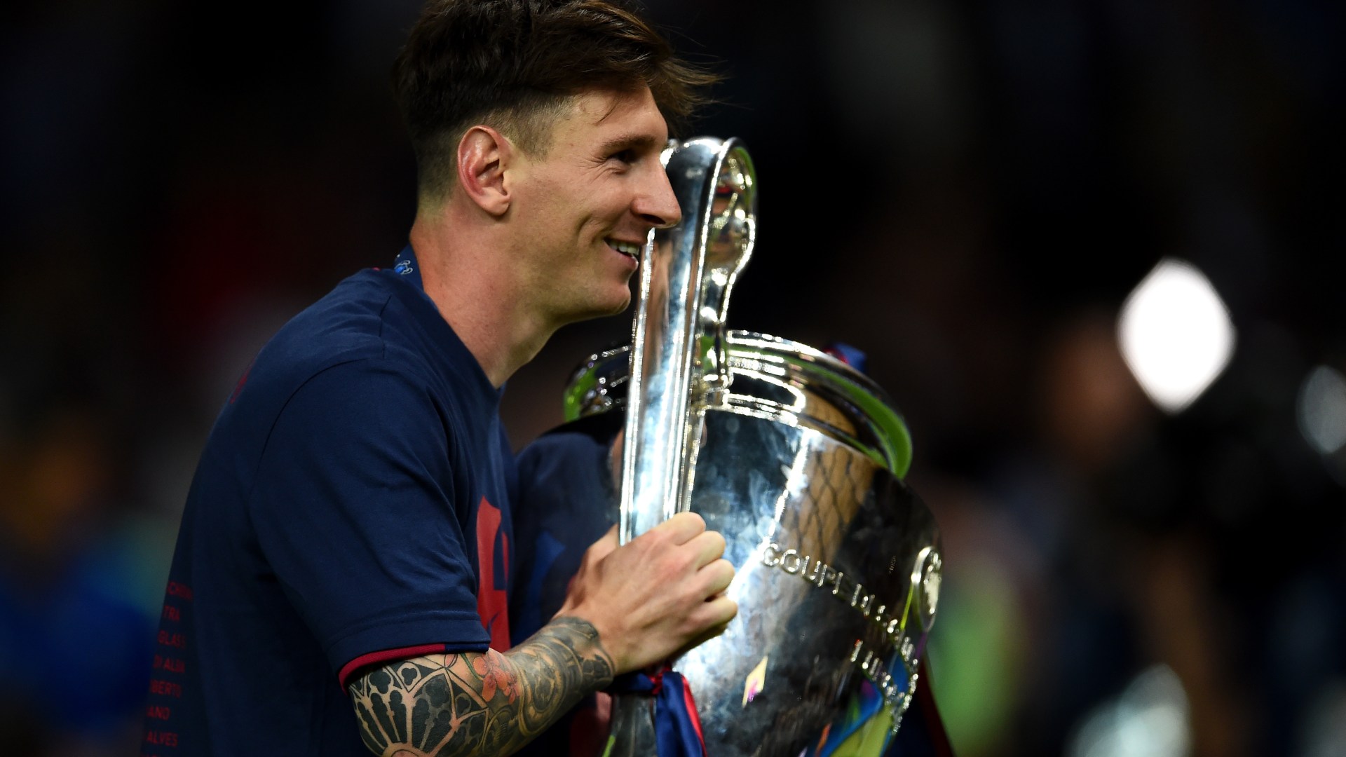 lionel messi barcelona celebrates trophy 900122984.jpg
