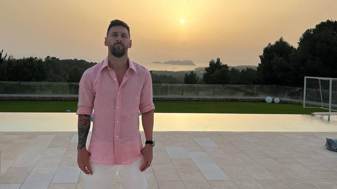 lionel messi en su mansion de ibiza.jpeg