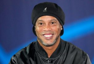 ronaldinho devoile le nouveau maillot du fc barcelone pour la saison 20242025.jpg