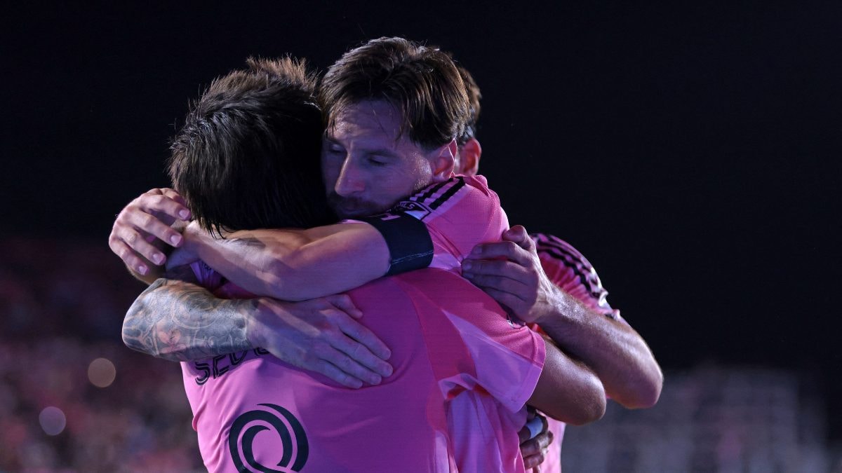 messi hugs telasco segovia 2025 02 b0b01512471fd95f0a859bf01cc97e8d 1200x675.jpg