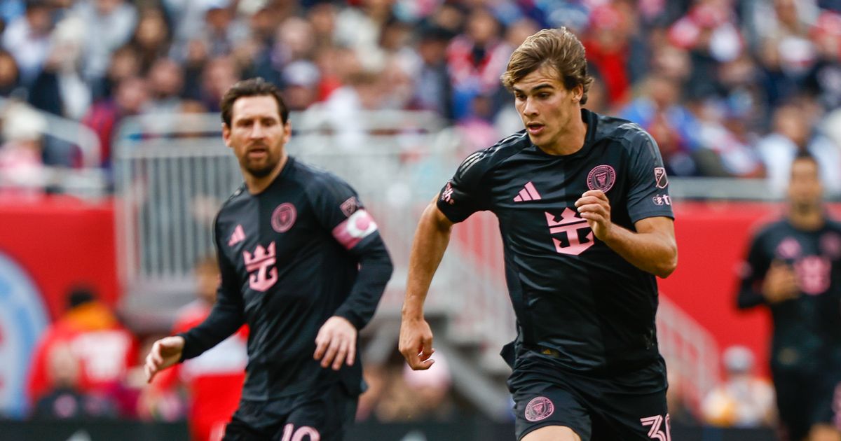 3 benjamin cremaschi and lionel messi.jpg