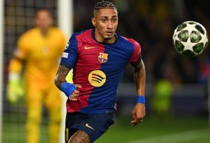 raphinha fc barcelona watches ball 991102130.jpg