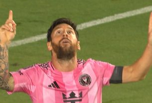 Lionel Messi enlève le ballon du gardien de but et marque son deuxième but de match