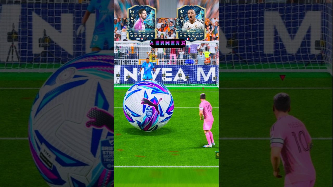 Lionel Messi vs Kylian Mbapeé en tant que gardien de but Big Ball Penalty Kick Challenge #shorts #football