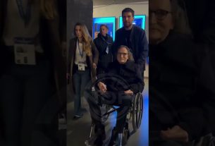 Leo Messi a reçu Charly Garcia dans les costumes ð #leomessi #messi #Lionelmessi #Charygarcia