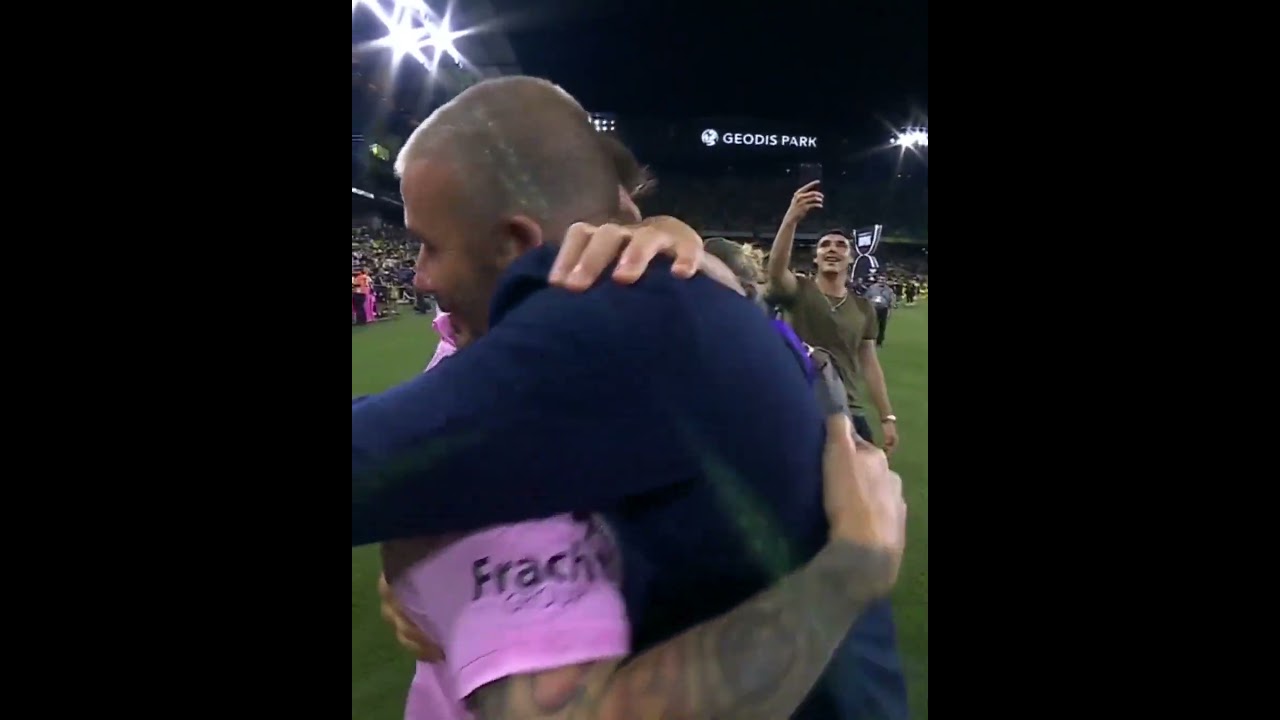 Leo Messi embrasse David et Victoria Beckham après la finale de la ligue de la Coupe ❤️