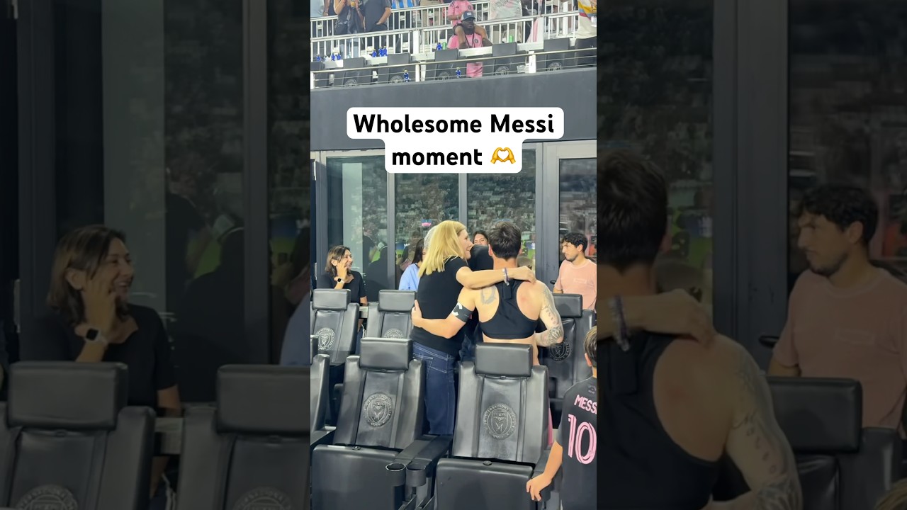 Messi has a moment with his mom and dad ð«¶
