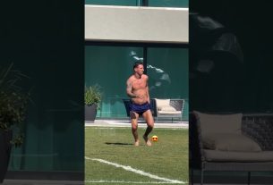 Leo Messi jugando al futbol en el patio de su casa