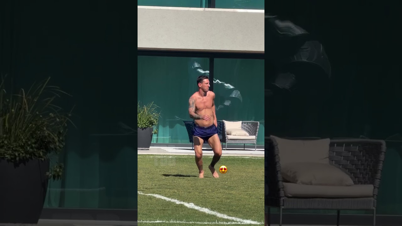 Leo Messi jugando al futbol en el patio de su casa