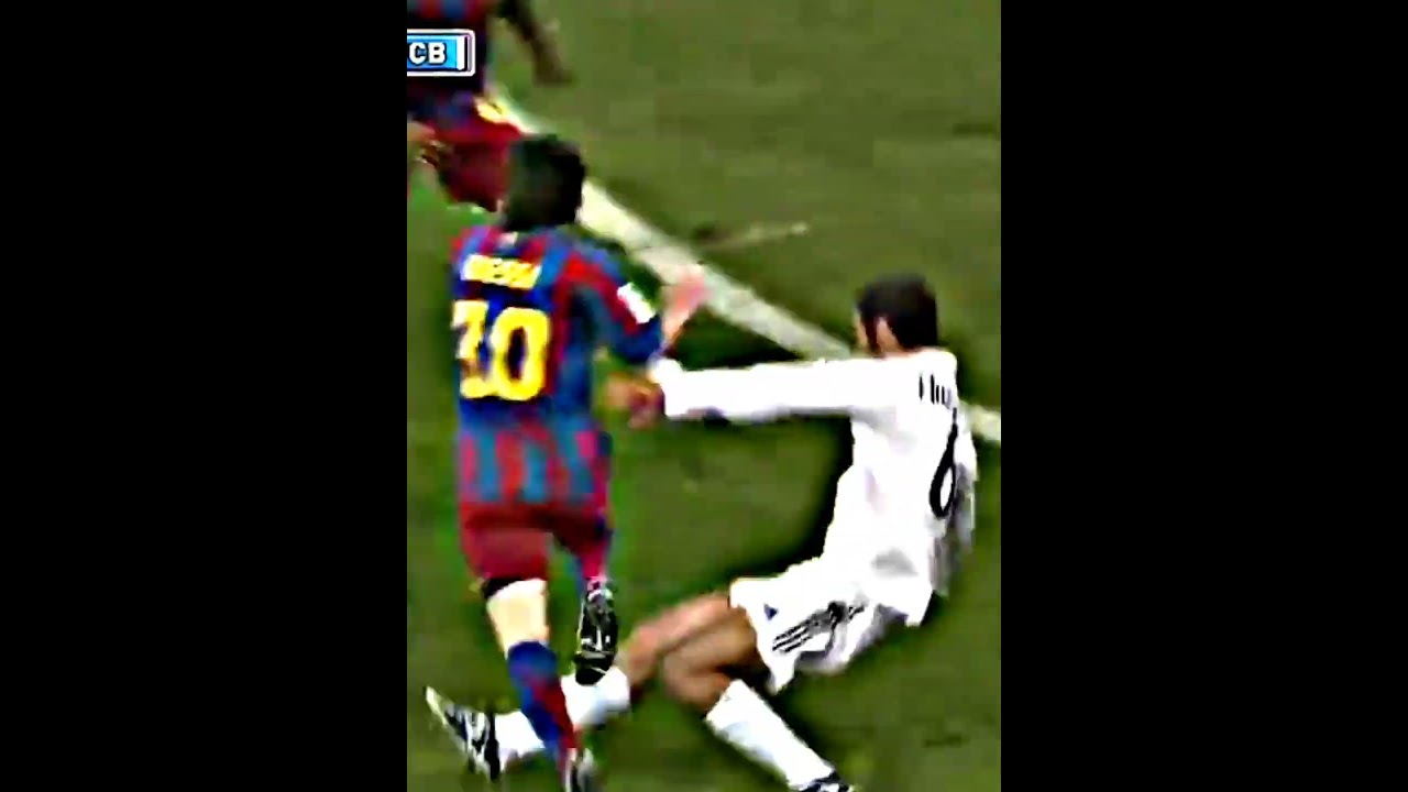 LIONEL MESSI WITH RONALDINO IN BARCELONA #leo#messi#lionelmessi#ronaldinho#barcelona#viral#trending