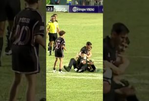 Lionel Messi plaqué au sol par les supporters de Porto Rico ð²