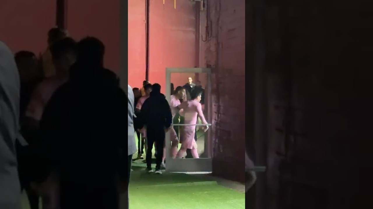 Luis Suárez tente de contenir la fureur de Lionel Messi après la défaite du LAFC contre l'Inter Miami