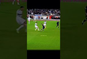 ⚽️ Compétences de dribble de Lionel Messi ð Leo Messi passe en solo devant un défenseur vedette comme dans le jeu vidéo Fifa