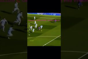 ⚽️ Compétences de dribble de Messi ð Leo Messi dribble le ballon depuis chez lui, déchirant toute la défense en un instant