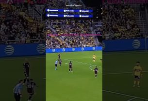 ⚽️ Compétences de dribble de MessiðLeo Messi tire un coup franc en dehors de la surface avec une courbe parfaite qui laisse le gardien impuissant