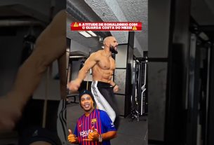 A atitude de Ronaldinho GaĂșcho com o guarda costas de Lionel Messi ð± #ronaldinho #messi
