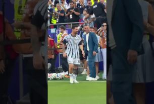 La grande humilité de Leo Messi saluant ses amis ð #leomessi #messi #mundial #argentina #futbol