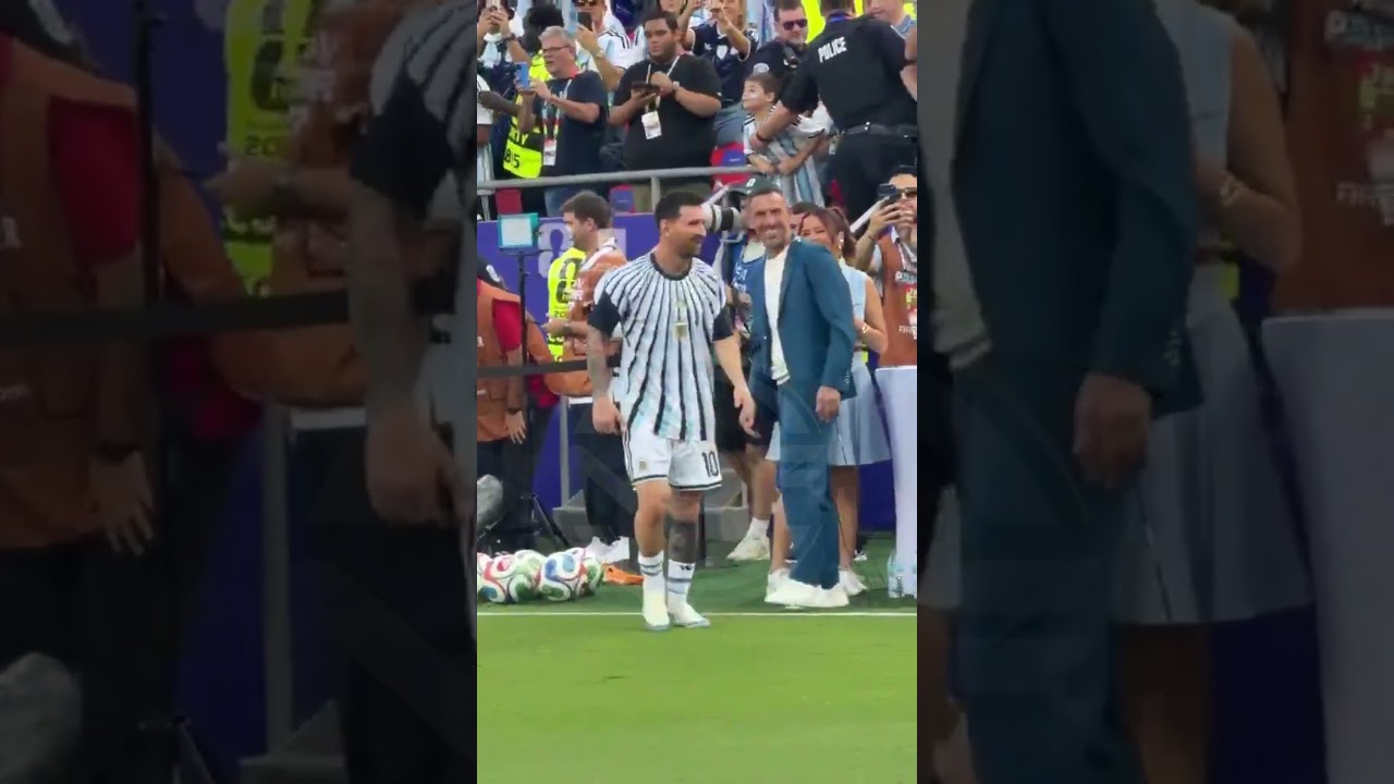 La grande humilité de Leo Messi saluant ses amis ð #leomessi #messi #mundial #argentina #futbol